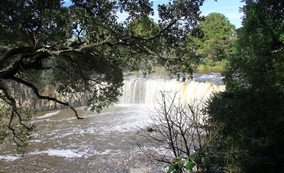 Die Haruru Falls, was in der Maorisprache lauter oder donnernder Lärm bedeudet,  sind ein fünf Meter hoher Wasserfall des Waitangi River nahe der Ansiedlung Haruru unweit von Paihia. Hier befand sich der erste Flusshafen der Europäer in Neuseeland. 