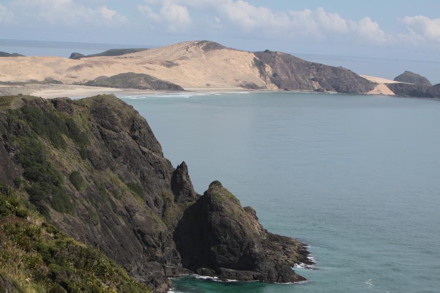 Etwa 10 km südwestlich des Kaps befindet sich das Cape Maria van Diemen. In der Nähe liegen mit den bis zu 50 Meter hohen, wandernden Te Paki-Sanddünen die größten Dünen des Landes. 