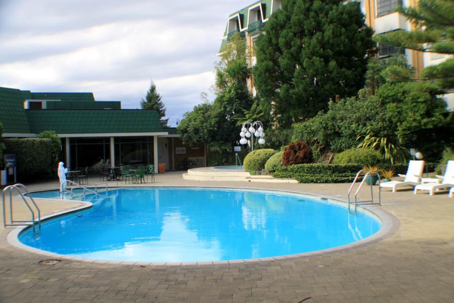 Mit Thermalwasser gefüllter Pool in der Hotelanlage.