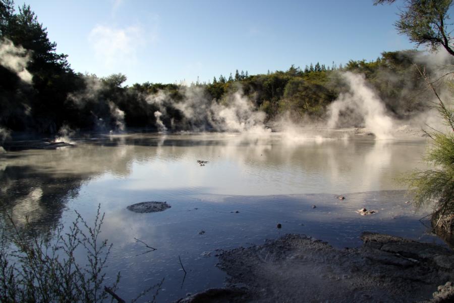 Bevor man das eigentliche Thermalgebiet erreicht, kommt man an einem großen Schlamm-Pool vorbei.