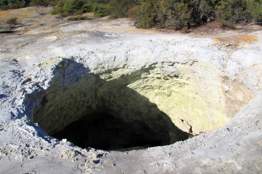 Rainbow Crater (Regenbogenkrater): Auffallend sind hier die Schwefelausblühungen auf den Kraterwänden und die Rotfärbung des Bimssteins durch Eisenoxid. 