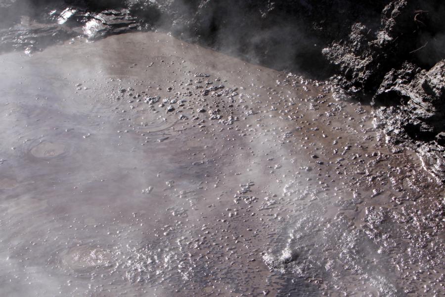 Thunder Crater (Donnerkrater): Dieser kollabierte Krater bildete sich 1968. Das Wasser siedet auf dem Grund.