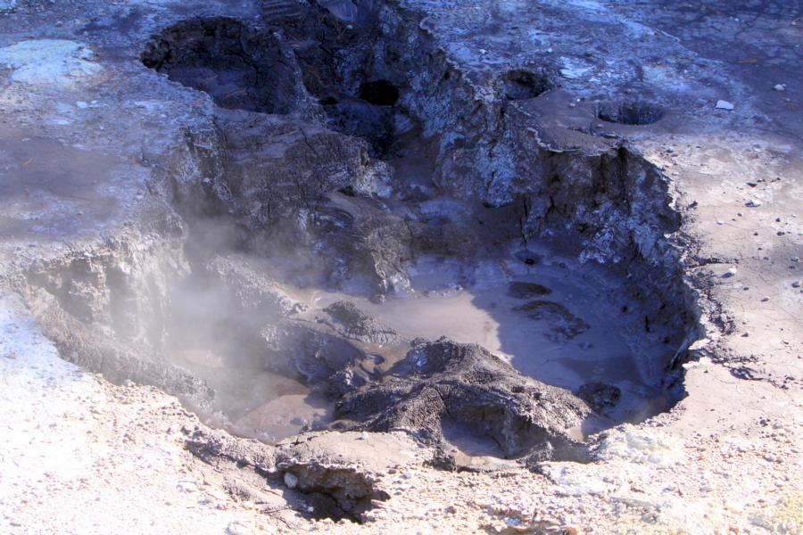 Tintenfässer des Teufels: Der Wasserstand in diesen Schlammtümpeln verändert sich mit der Niederschlagsmenge. Die Farbe ensteht durch geringe Konzentrationen an Graphit und Öl.