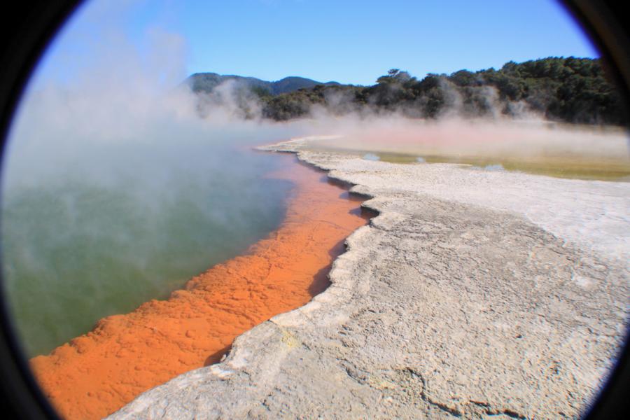  Palette des Künstlers: Sie schließt sich an den Champagner Pool an und zeigt in ihren heißen und kalten Tümpeln, sowie zischenden Erdspalten, ein großes Spektrum an Farben und Schattierungen.