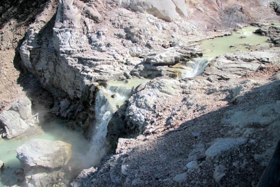 Bridal Veil Falls (Brautschleierfälle): Der Wasserfall wird teilweise aus dem Überlauf des Primrose Pools (Primelpool) gespeist, wodurch auch die Terrassen ihre Farbe erhalten.