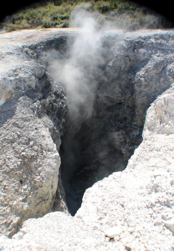 Inferno Crater (Infernokrater):  Der Grund dieses Kraters besteht aus machtvoll brodelndem Schlamm. Bei gelegentlichen Ausbrüchen in jüngster Vergangenheit, wurde der Schlamm bis zu 20m hoch in die Luft geschleudert.