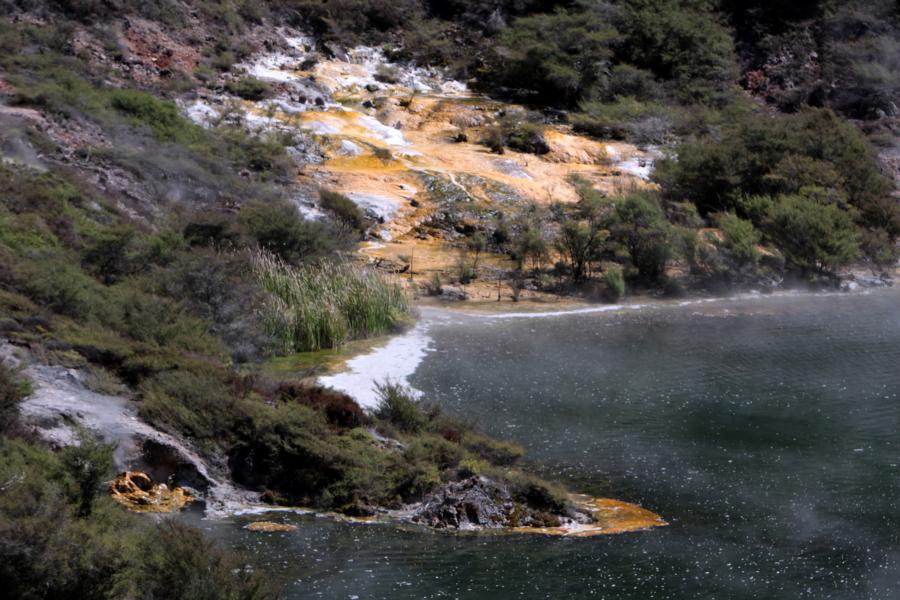 Am ECHOKRATER legten wir eine Pause ein und lauschten  den Geräuschen der heißen Quellen. Das Wasser ist sauer. Der ph-Wert ist ungefähr 3,5. Das Wasserstoffschwefelgas erweckt den Eindruck, das Wasser würde kochen. In der Tat tritt aus den Öffnungen im Boden kochendes Wasser aus, aber der Boden des Sees ist auf Grund der Verdunstung, Vermischung des Wassers und der Wärmeausstrahlung um einiges kälter.