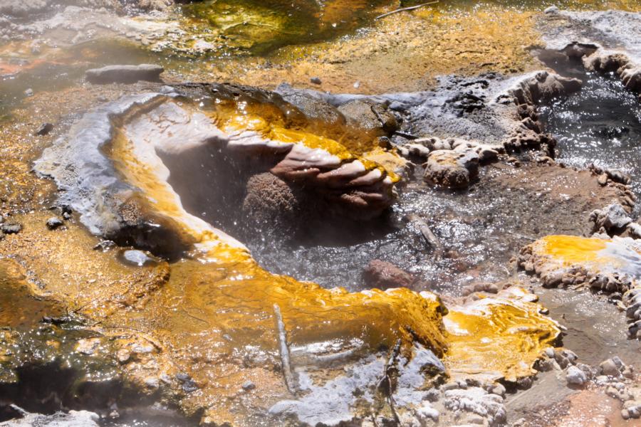 Die Ausbruchsablagerungen sind typisch für einen hydrothermalen Ausbruch, der alles von Lehm bis Geröllbrocken beinhalten kann.