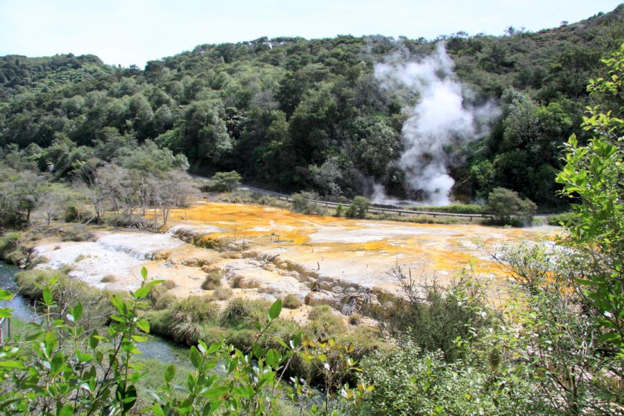 Durch die Heißwasserbucht fliesst Wasser mit einer Temperatur von ca. 50°C und 110 Litern pro Sekunde ab. Die Ablagerungen am Rand des Flusses beinhalten Spuren von Elementen Antimon, Molybdat, Arsen und Wolfram. Diese Mineralien ergeben zusammen mit der Blaugrünalge die spektakulären Farben wie orange, braun, grün und gelb, die man am Rand und an den heißen Quellen sehen kann.