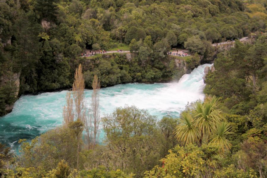 Die Huka-Falls ziehen Massen von Touristen an.