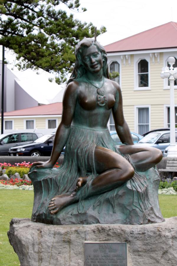 Ein beliebtes Fotomotiv ist die Statue der Pania (engl. Pania of the Reef), der in der polynesischen Mythologie eine große Rolle zugemessen wird. Für die Stadt Napier hat die Statue in etwa die gleiche Bedeutung wie die Kleine Meerjungfrau für Kopenhagen.