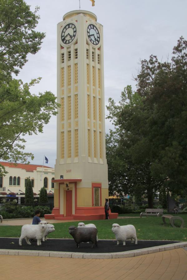 Markanter Turm im Zentrum von Hastings.