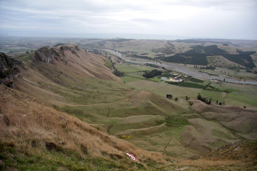 Der Gipfel des Te Mata (Te Mata Peak) erhebt sich 400 Meter über den Meeresspiegel und bietet eine Panoramasicht auf die Hügelketten Ruahine, Kaweka und Maungaharuru, und auf Cape Kidnappers. 