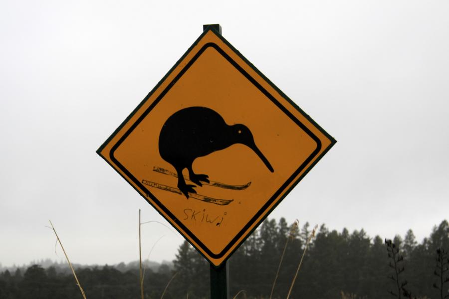 Straßenschild auf dem Weg in das Skigebiet.