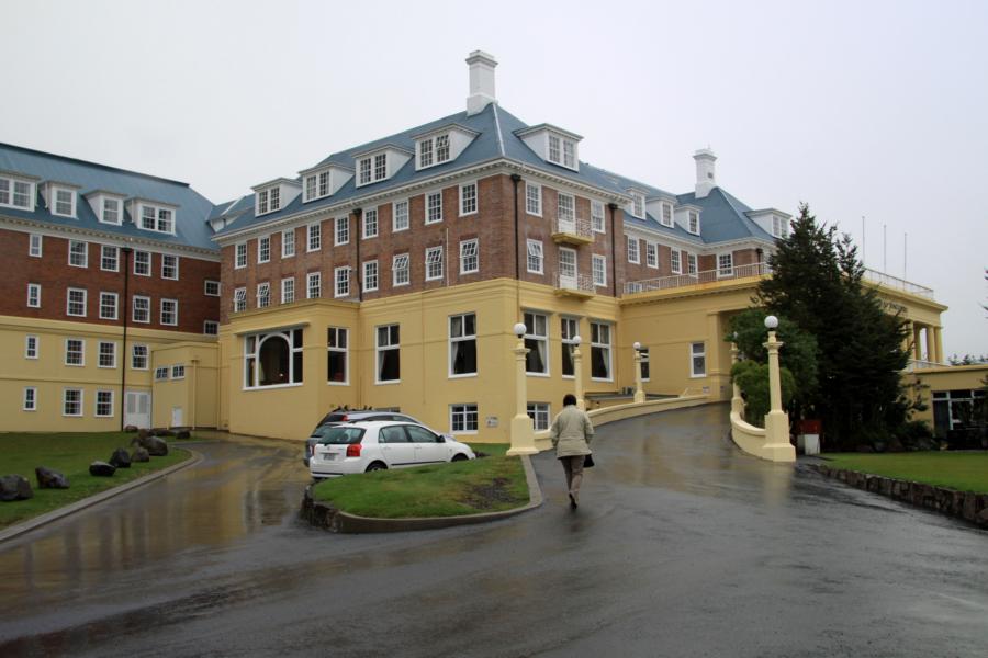 Das Ortsbild von Whakapapa Village wird vom Hotel Chateau Tongariro geprägt, das 1929 errichtet wurde.