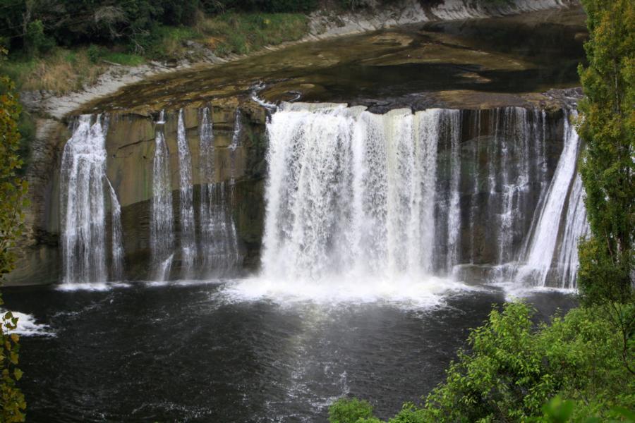 Die Raukawa Falls sind ein schöner breiter Wasserfall, der ca. 15m hoch und 50m breit ist. Von einer Aussichtsplattform hat man einen guten Blick auf die tobenden Wassermassen.