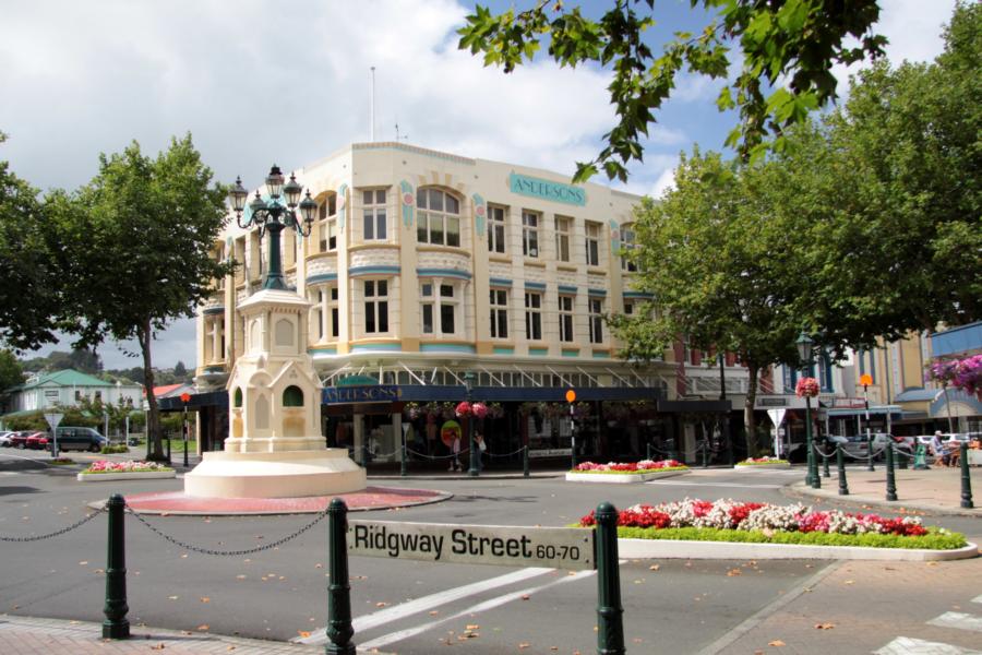 Die Hauptstraße von Wanganui ist mit vielen Blumenrabatten geschmückt.