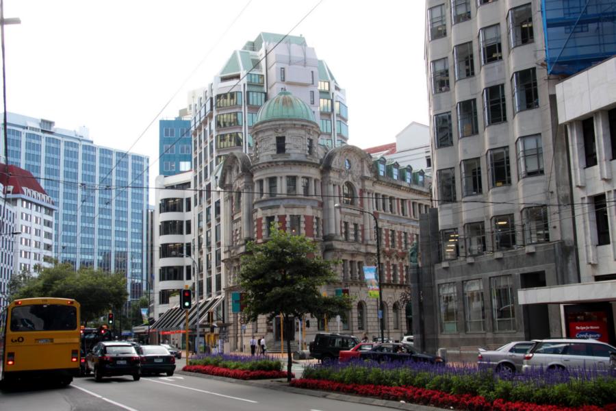 Am Fuß der steil ansteigenden Hügelkette verläuft, eben wie ein Brett, die Haupteinkaufsstraße der City Lambton Quay.