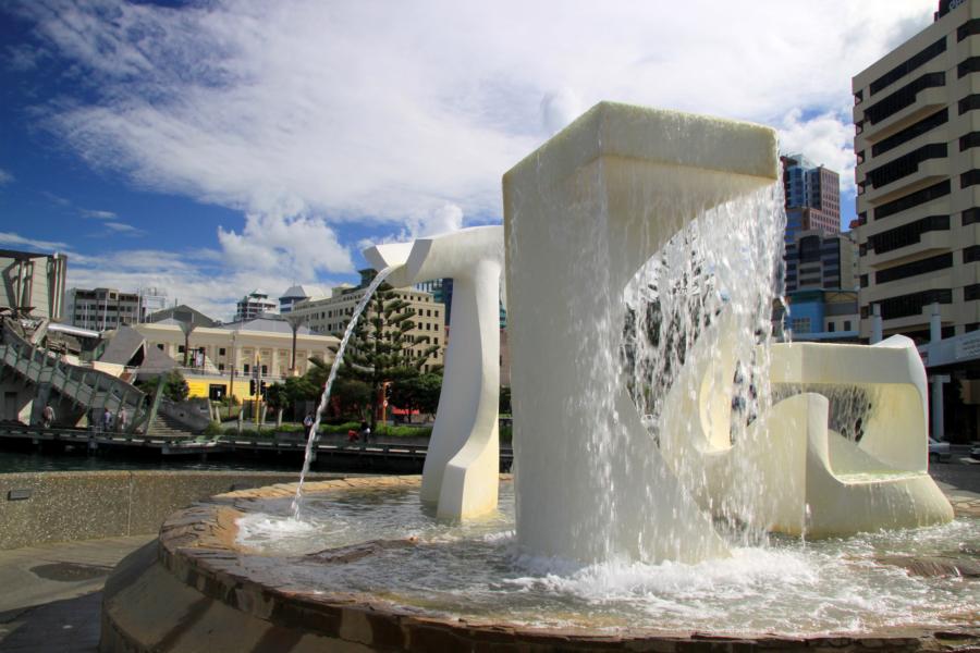 Wasserspiele bieten für die Besucher des Hafens Abwechslung.