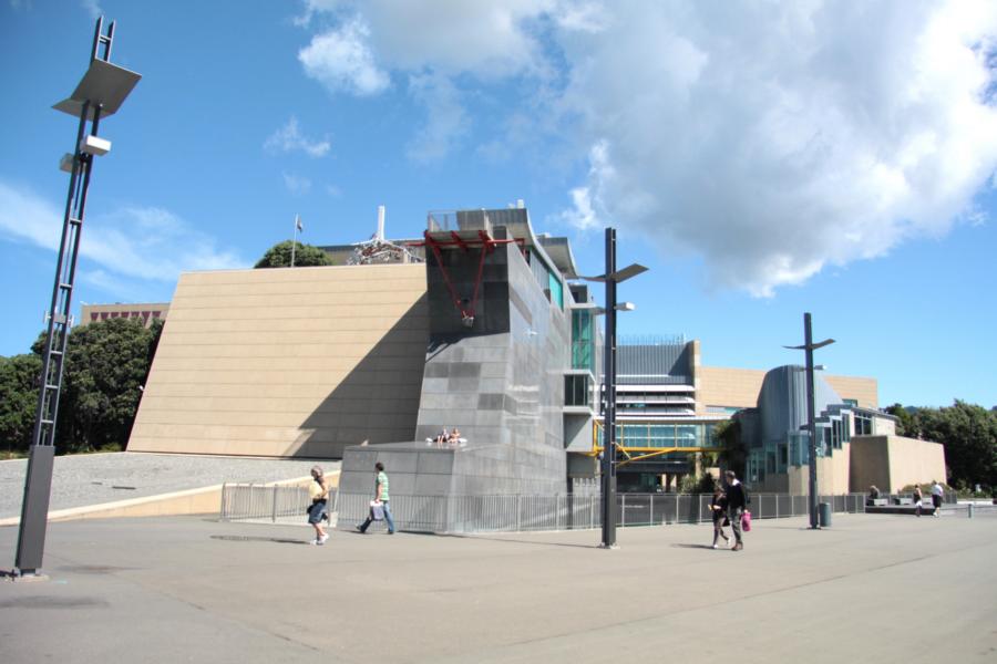 Das außerordentliche Te Papa Tongarewa (Museum of New Zealand) gibt in originell aufbereiteten Ausstellungen und Präsentationen wieder, was Neuseeland ausmacht, selbst in gesellschaftlicher Hinsicht: eine Kunst- und Kulturgeschichte der Maori sowie der Kolonialzeit und Gegenwart. Im Museum wird auf sechs Ebenen das Land Neuseeland von den vielseitigsten Aspekten beleuchtet. Insbesondere wird die Entwicklung Neuseelands von den ersten Besiedlungen an bis zum heutigen modernen Staat dargestellt. Der Eintritt ins Te Papa Tongarewa ist kostenlos.