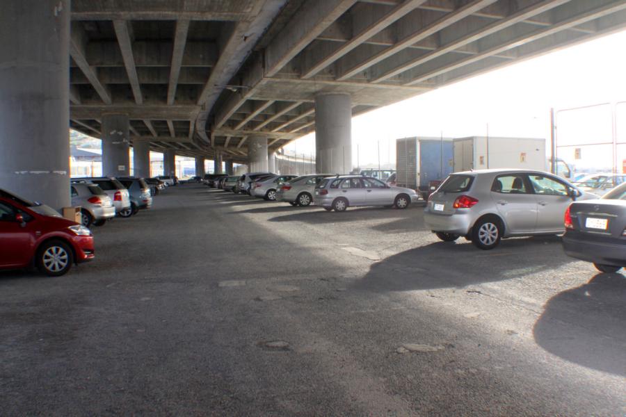 Die Abgabe des Leihautos, das wir auf der Nordinsel benutzten, war völlig problemlos. Man gab auf  diesem Platz im Fährhafen das Gefährt an einer reservierten Stelle ab, hinterlegte den Autoschlüssel bei dem Parkplatzwächter und bezahlte 5 Dollar Parkgebühr. Ohne jegliche Kontrolle des Fahrzeuges auf seinen Zustand ging es zum Fährterminal.