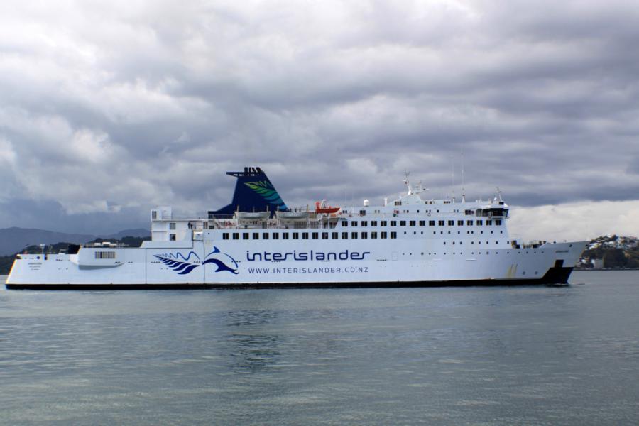 Dieser Fährtyp verkehrt zwischen der Nord- und Südinsel Neuseelands. Die Interislander Ferry kann 977 Passagiere, 232 Fahrzeuge und 60 Eisenbahnwaggons transportieren.