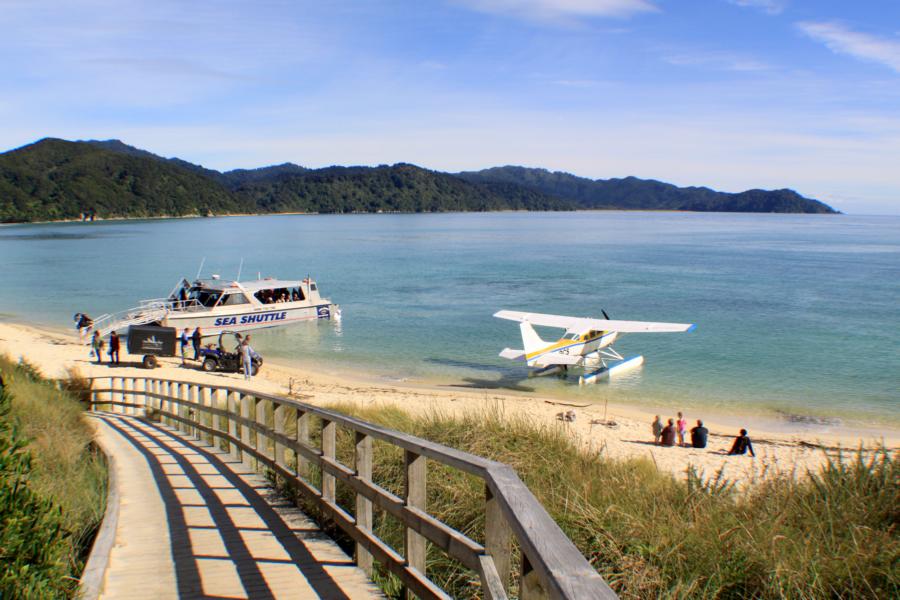 Hier in Totarunui stiegen wir ein letztes Mal ins Wassertaxi und ließen uns nach Kaiteriteri fahren.