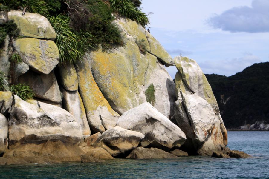 Die Küste im Abel Tasman-Nationalpark säumen wunderschöne Felsformationen.