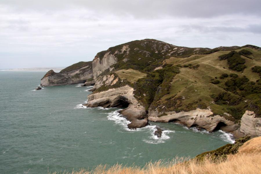 Die Wucht der Wellen formt die Küste auf Cape Farewell.