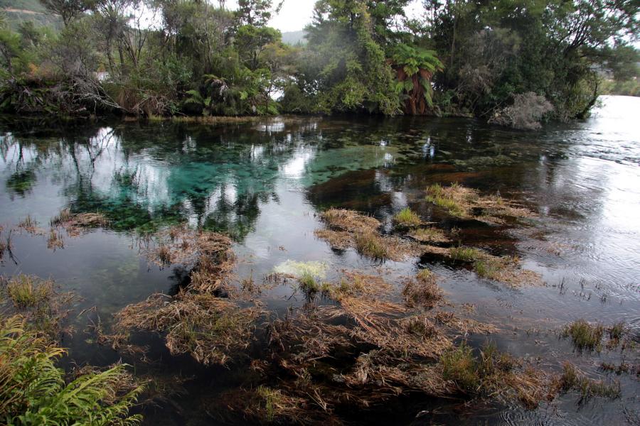 Mit großem Druck kommt das Wasser aus der gerade mal ca. sieben Meter tiefen Hauptquelle aus einem Felsspalt. Zwischen 7 und 21 Kubikmeter sind dies pro Sekunde, im Durchschnitt werden also runde 50 Badewannenfüllungen blubberndes Wasser aus der Erde gespuckt. Damit gehört die Quelle zu den mächtigsten Quellen der Erde.