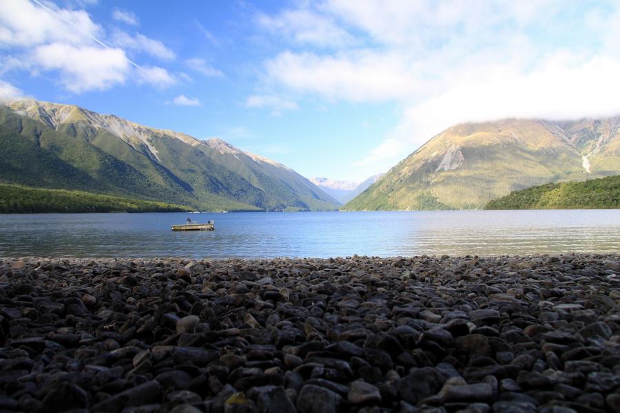 Der Lake  Rotoiti ist ein größerer Gebirgssee im Nelson Lakes - Nationalpark auf der Südinsel Neuseelands. Seine größte Tiefe beträgt 82 m. Er ist von Buchenwald umgeben.  Um den See verlaufen Wanderpfade.