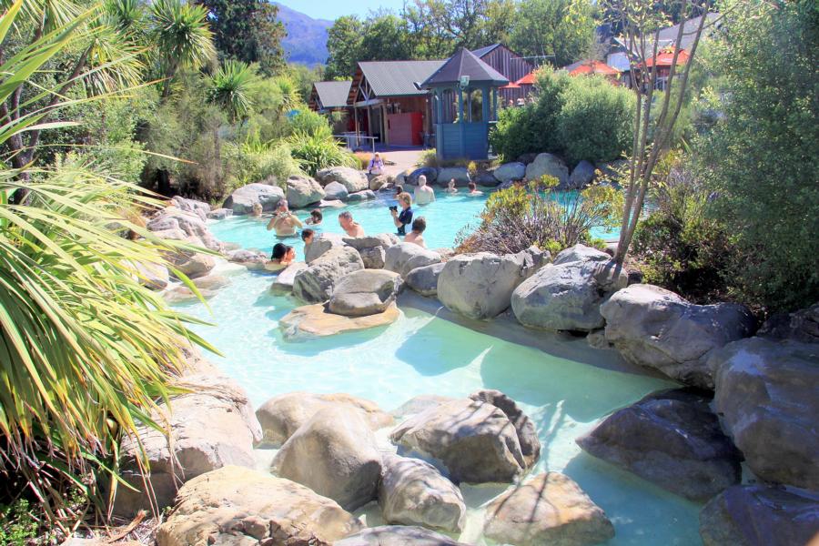 In Hamner Springs befindet sich ein großzügiges Thermalbad mitten im gemütlichen Zentrum. Moderne, aber naturnah gestaltetet Becken verwöhnen unter freiem Himmel mit weichem, bis zu 40°C heißem Wasser.