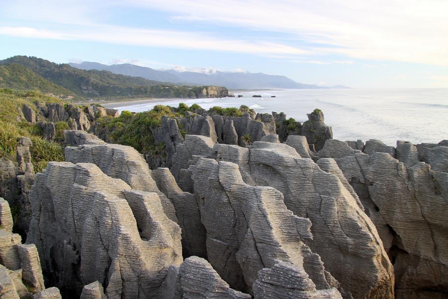 Die Pancake Rocks heißen eigentlich Pfannkuchen-Felsen. Die unterschiedlich stark erodierten Gesteinsschichten (Kalksedimente und Tonmineralien) muten tatsächlich an wie riesige aufgestapelte Eierkuchen. Die Brandung, Wind und Regen haben hier ganze Arbeit geleistet - und tun es weiterhin: Höhlen und Tunnel durchlöchern den spektakulären Küstenabschnitt. Vorbei an Aussichtplattformen führt ein Rundweg.