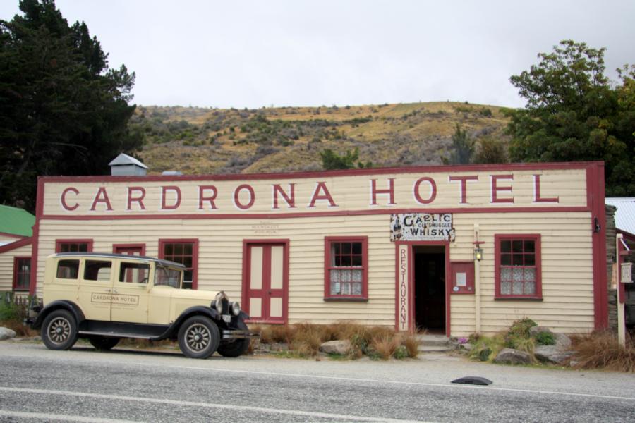 Der Ort Cardrona wurde während des Otago-Goldrausches der 1860er Jahre gegründet. Damals lebten im Ort und seiner Umgebung bis zu 5000 Menschen. Er ist für sein markantes Hotel aus der Zeit des Goldrausches bekannt.