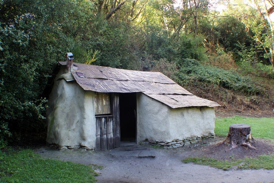 Am westlichen Ostrand von Arrowtown findet man die sogenannte Chinesensiedlung. Um 1870 kamen viele Chinesen in die Gegend, um in den Schluchten von Arrow River und Shotover River nach Gold zu suchen. Trotz oder auch wegen ihres Fleißes gab es viele Reibereien mit den Weißen. Deshalb mussten die Chinesen außerhalb der Siedlung leben. Die kleinen Stein- und Lehmziegelhütten sind inzwischen restauriert.