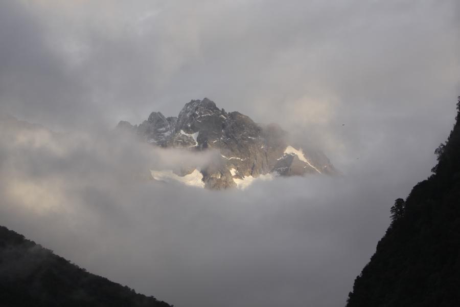 Als die ersten Sonnenstrahlen auf  die Bergspitzen trafen, stieg bei uns die Hoffnung, es würde nicht regnen. 