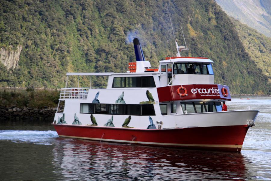 Bootstouren zum Sound werden von verschiedenen Firmen angeboten, sie starten am Milford Sound Visitor