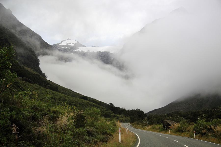 Die Regenwolken hingen tief im Tal. Das Gebiet gehört zu den regenreichsten Gebieten der Erde. Jährlich fallen hier bis zu 8000 mm Niederschlag.