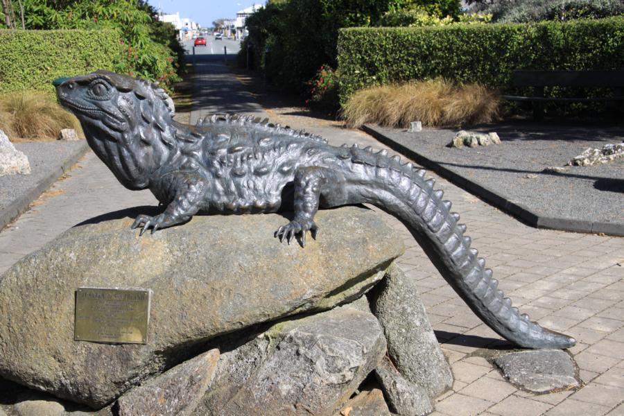 In Invercargill hat man Gelegenheit, die seltene Tuatara in einer Anlage noch zu sehen. Diese Brückenechse ist die einzige heute noch lebende Gattung. Diese im neuseeländischen Raum verbreiteten Tiere werden oft als lebende Fossilien bezeichnet. Im Unterschied zu vielen anderen wechselwarmen Reptilien sind sie selbst bei niedrigen Temperaturen aktiv und trotz der deutlich geringeren Körperwärme in der Lage, aktiv nach Beutetieren wie Gliederfüßern oder auch Vogeleiern zu suchen. Über die Lebensweise der bedrohten Brückenechsen ist relativ wenig bekannt.