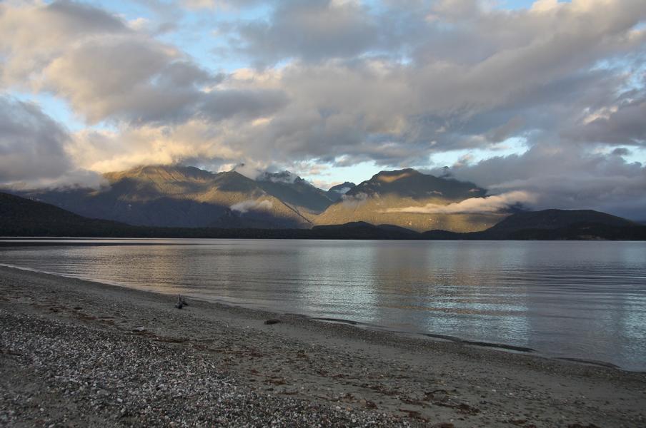 Die ersten Sonnenstrahlen erreichten bereits die Gebirgskette am Lake Manapouri.