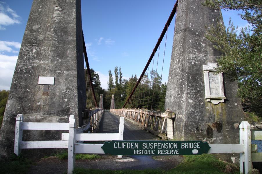 Es ist eine historische Hängebrücke in der Nähe von Clifden, die im Jahr 1899 erbaut wurde und  111,5 m lang über den Waiau River gespannt ist. Die Brücke wird von 27 Stahlseilen gehalten und hat immer noch seinen historischen hölzernen Belag.