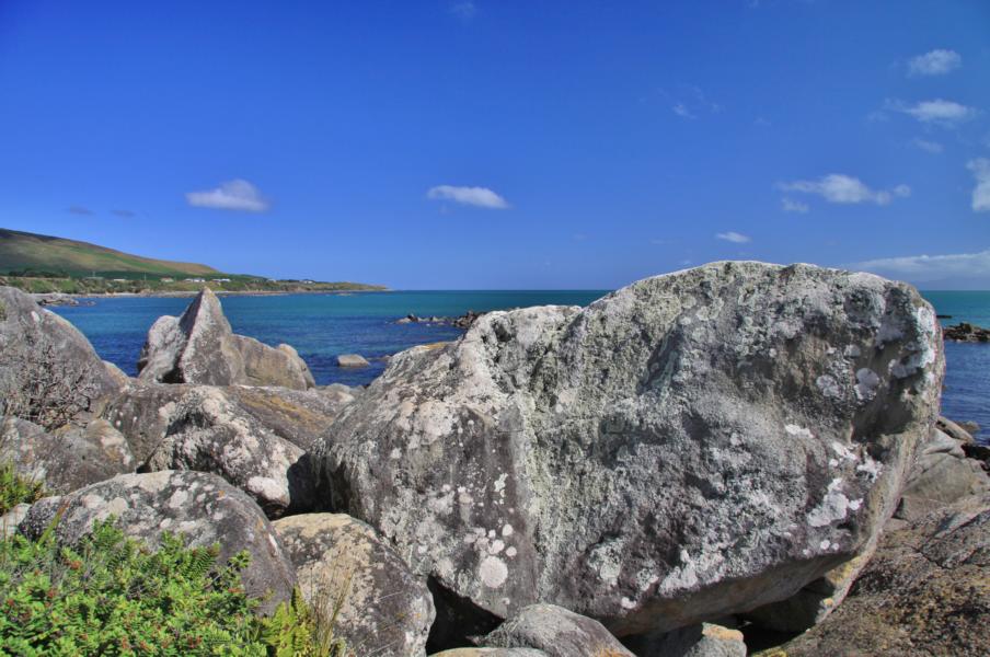 Steinhaufen in der Colac Bay.