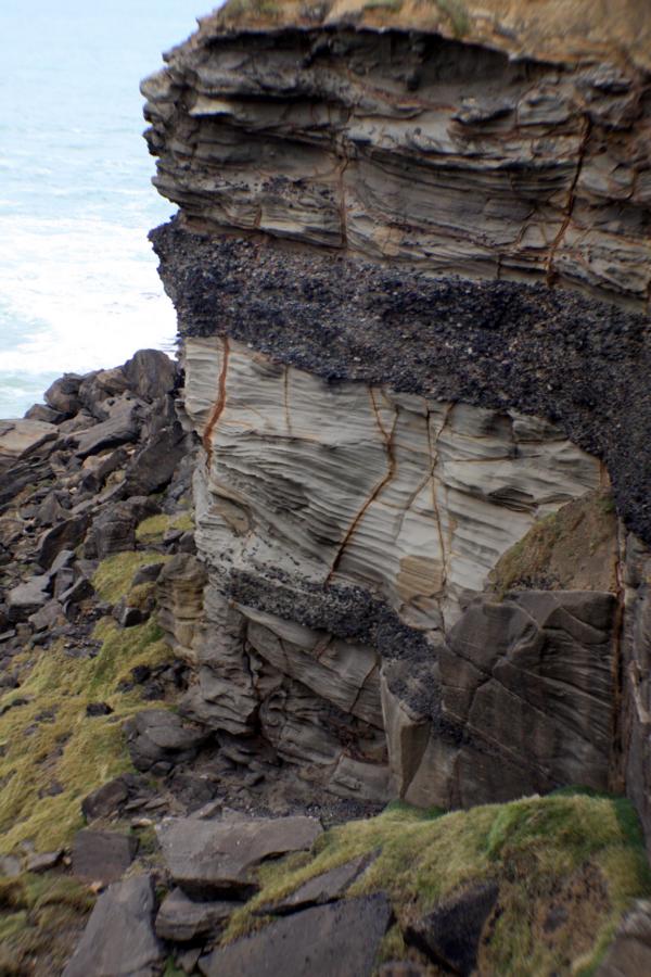 Interessante geologische Formationen an der Steilküste.