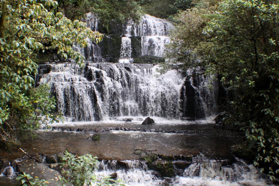 Die Purakaunui Falls sind eine Kaskade mehrerer Wasserfälle des Purakaunui River in den Catlins auf der Südinsel Neuseelands. Die Fallhöhe beträgt zwar nur 20 m, dennoch dienen sie als ein Wahrzeichen für Südost-Neuseeland.