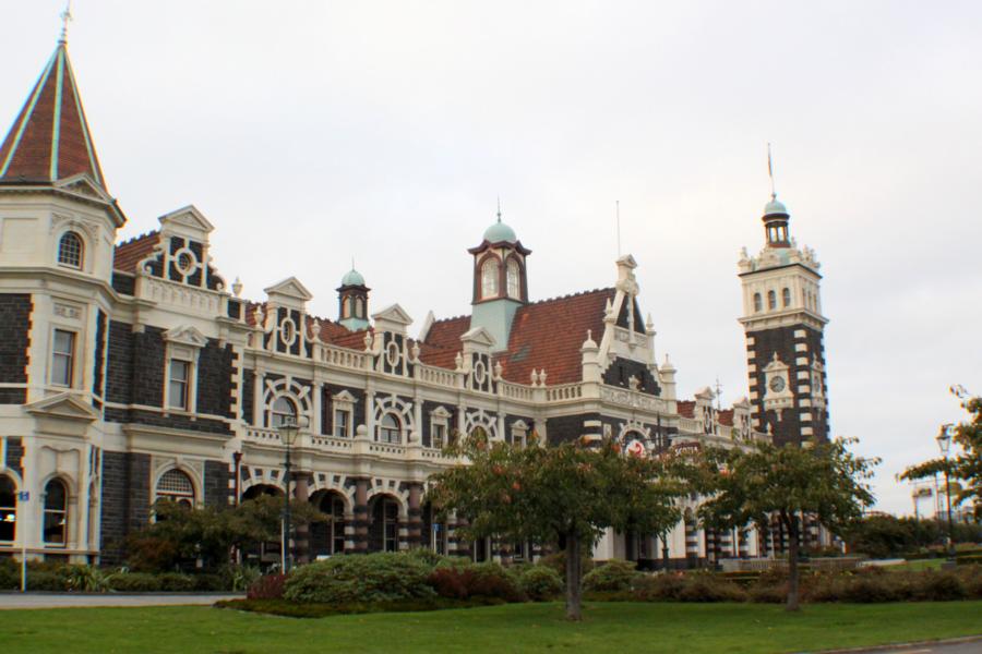 Dunedin ist die zweitgrößte Stadt der Südinsel Neuseelands und zugleich die Hauptstadt der Region Otago. Der Bahnhof Dunedin ist heute eines der bekanntesten Bauwerke auf der Südinsel Neuseelands und ein Juwel der Architektur des Landes. Das neue Bahnhofsgebäude wurde im Oktober 1906 durch Joseph Ward, dem damaligen Premierminister von Neuseeland eröffnet, die letzten Arbeiten an der Anlage wurden aber erst bis zum November 1907 abgeschlossen. Die Gesamtkosten beliefen sich auf 120.500 Pfund (etwa 241.000 NZ$), eine zu damaliger Zeit gewaltige Summe.