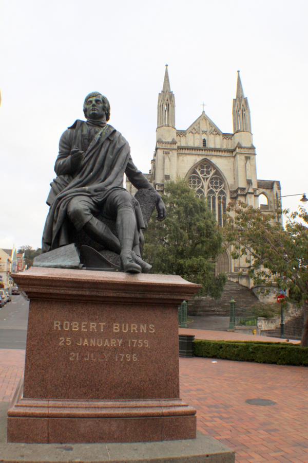 Robert Burns  war ein schottischer Schriftsteller und Poet in der Zeit der Aufklärung. Das Denkmal steht vor der St. Paul