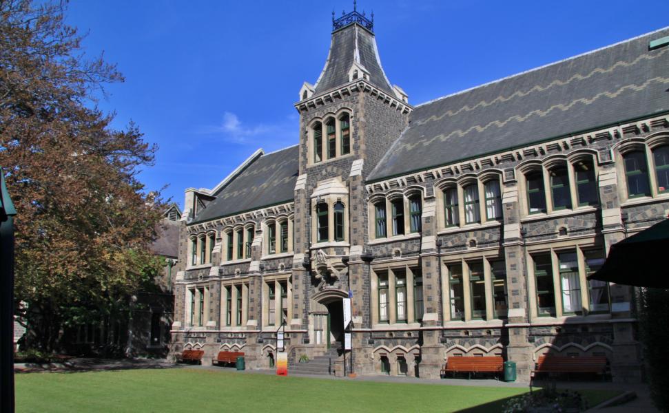 Die Universität von Canterbury wurde im Jahre 1873 gegründet und ist damit die zweitälteste Universität Neuseelands. Die modern und gut ausgestatteten Einrichtungen der Universität befinden sich auf einem großzügig angelegten Campus mit guter Verkehrsanbindung in das Stadtzentrum.