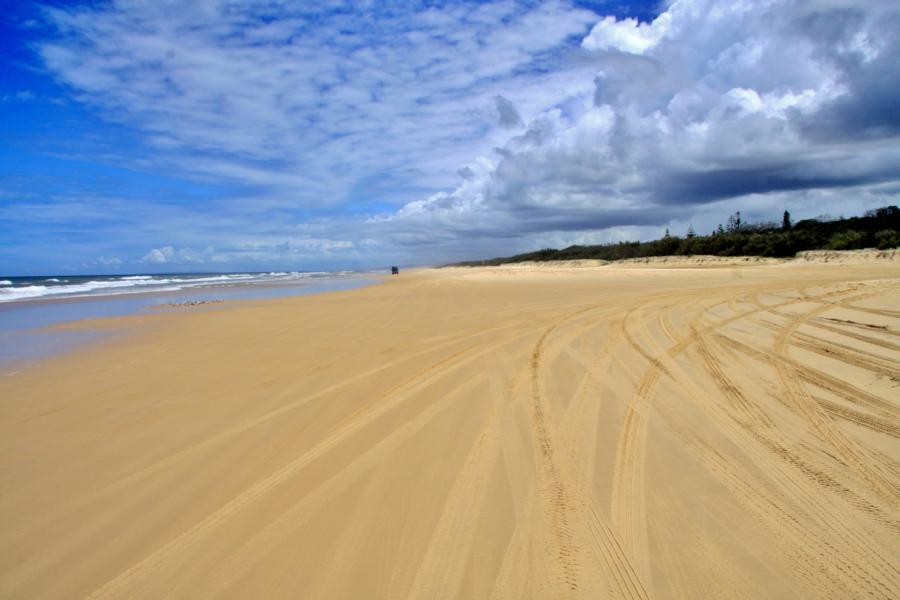 An der Ostküste der Insel liegt der 75-Mile-Beach. Er gilt als offizieller Highway, ist durch Fahrzeuge mit Allradantrieb befahrbar und dient zugleich als Flughafen für Kleinflugzeuge.