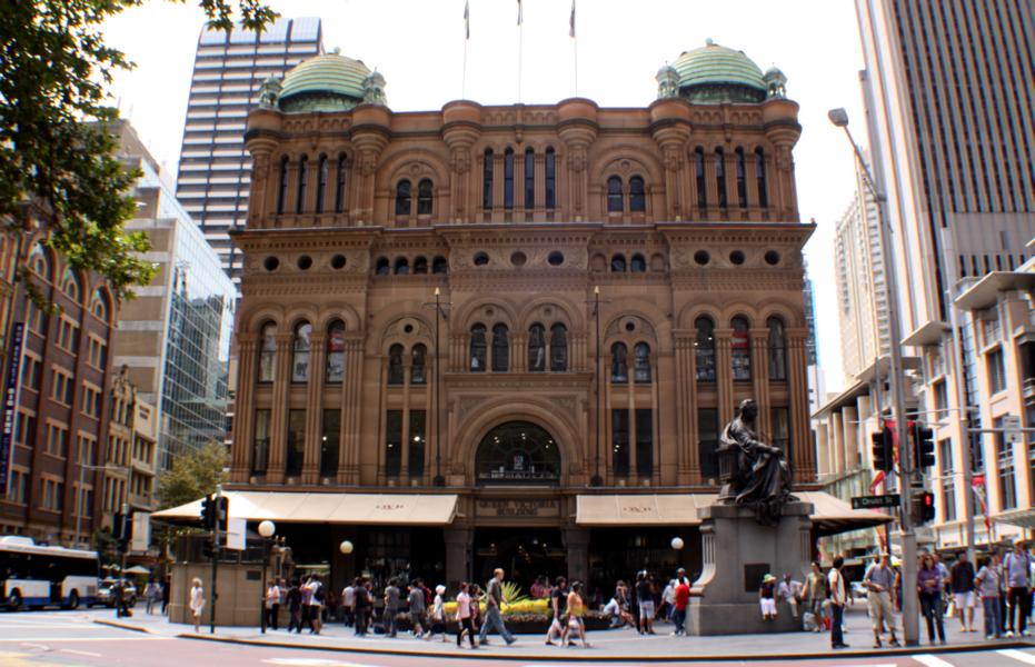 Das Queen Victoria Building ist ein viktorianisches Gebäude im Zentrum von Sydney. Die kunstvolle Architektur bildet einen Kontrast zu den kühlen modernen Bauten der Umgebung. Das QVB ist 190 Meter lang und 30 Meter breit. In dem Gebäude sind zahlreiche Geschäfte zu finden und der Modeschöpfer Pierre Cardin bezeichnet das QVB aufgrund seiner Architektur und seiner Funktion als das schönste Einkaufszentrum der Welt.