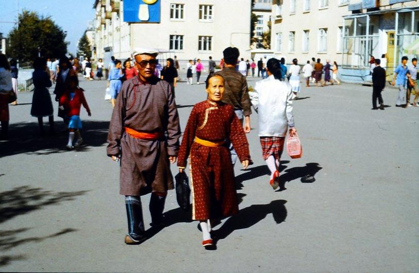 Ehepaar in traditioneller Kleidung: Ein seit Jahrhunderten traditionell getragenes Kleidungsstück ist der Deel, ein spezieller Mantel. Der typische mongolische Stiefel, den der Mann trug, ist der Gutul.